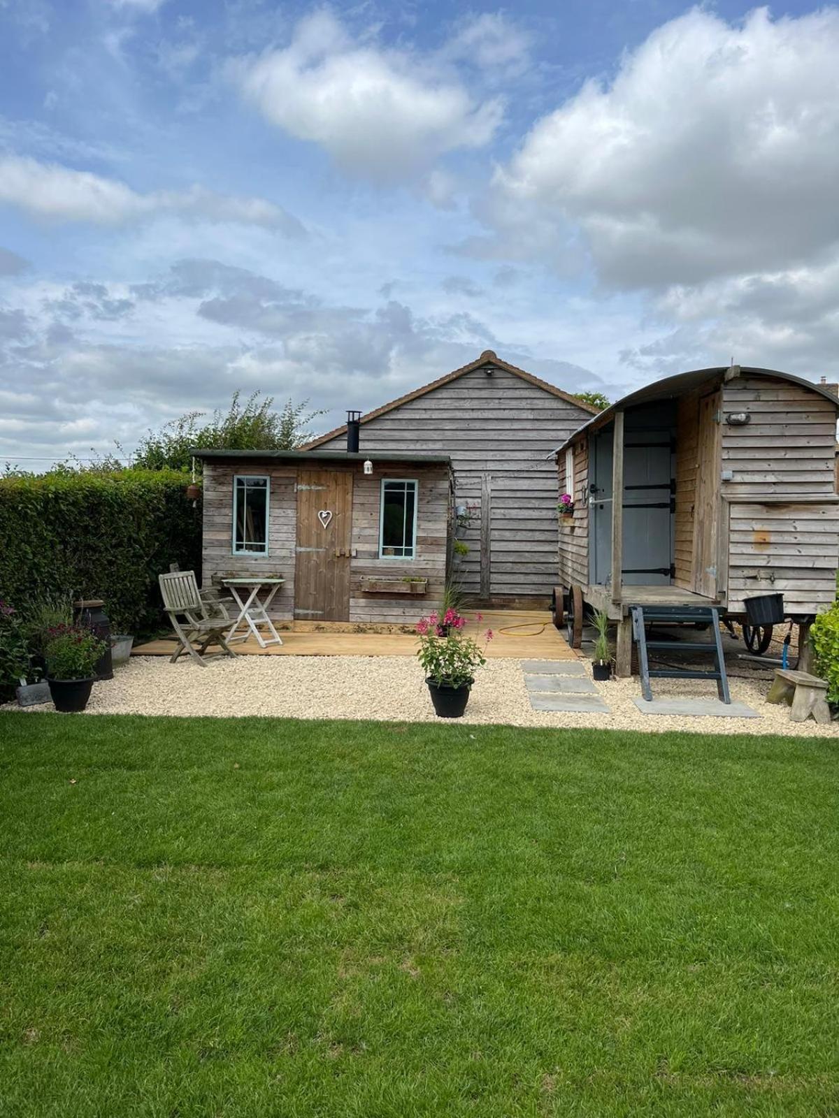 The Hen House Shepherds Hut With Hot Tub Chittoe Bagian luar foto